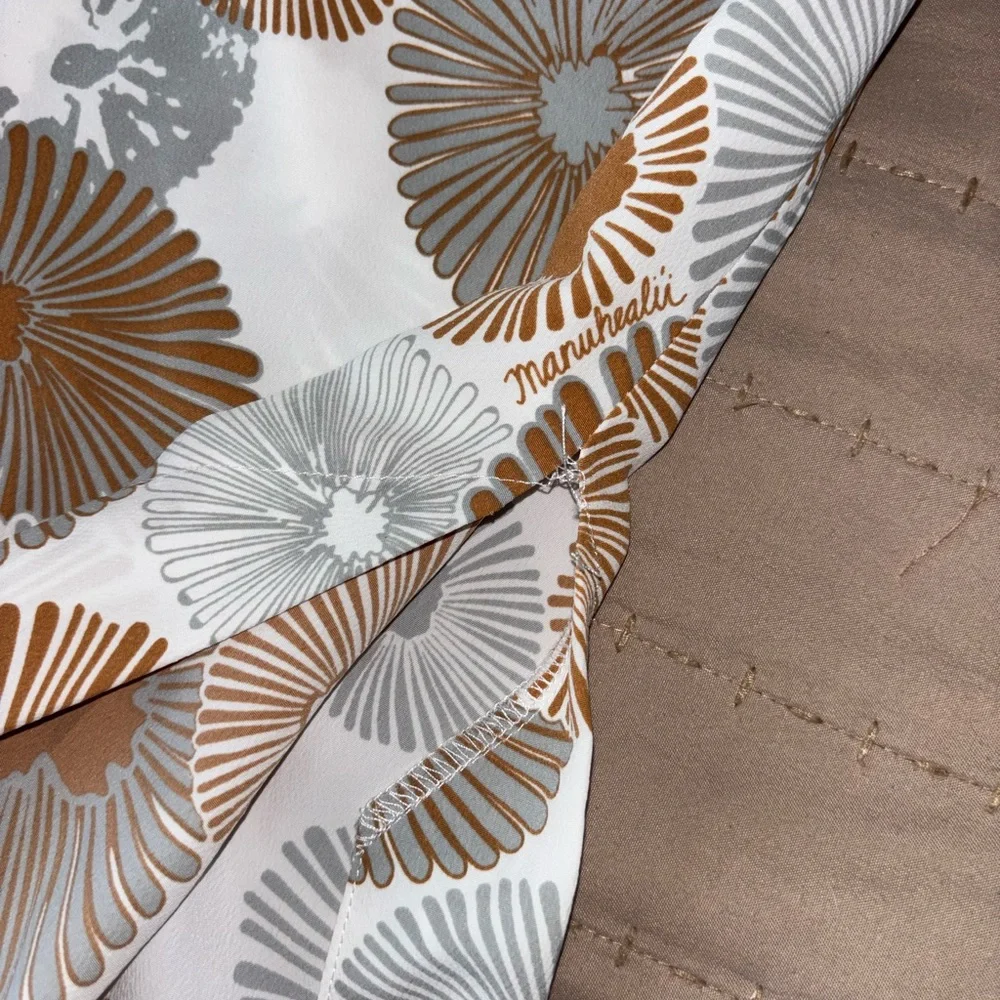 Manuhealii Opihi Pattern Shift Dress in White, Tan & Gray - Picture 4 of 5